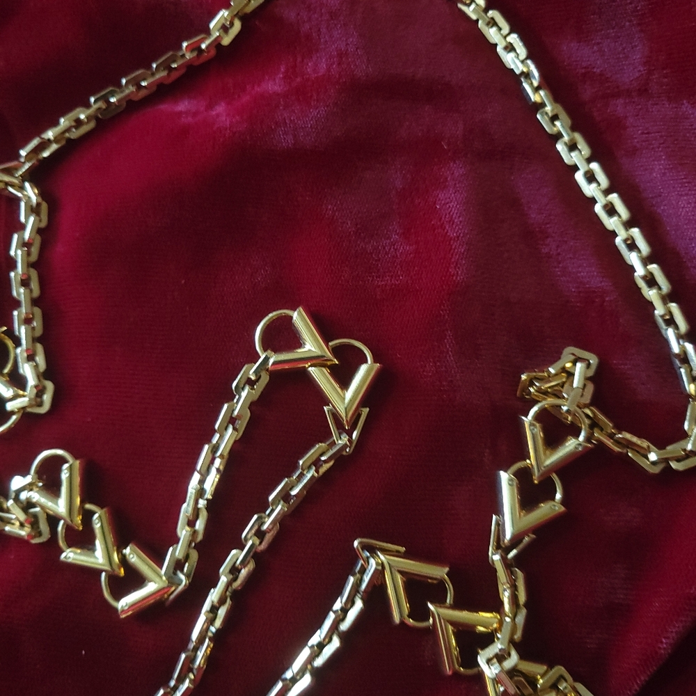 LOUIS VUITTON elegant Gold Tone Necklace Authentic LV - Picture 2 of 8
